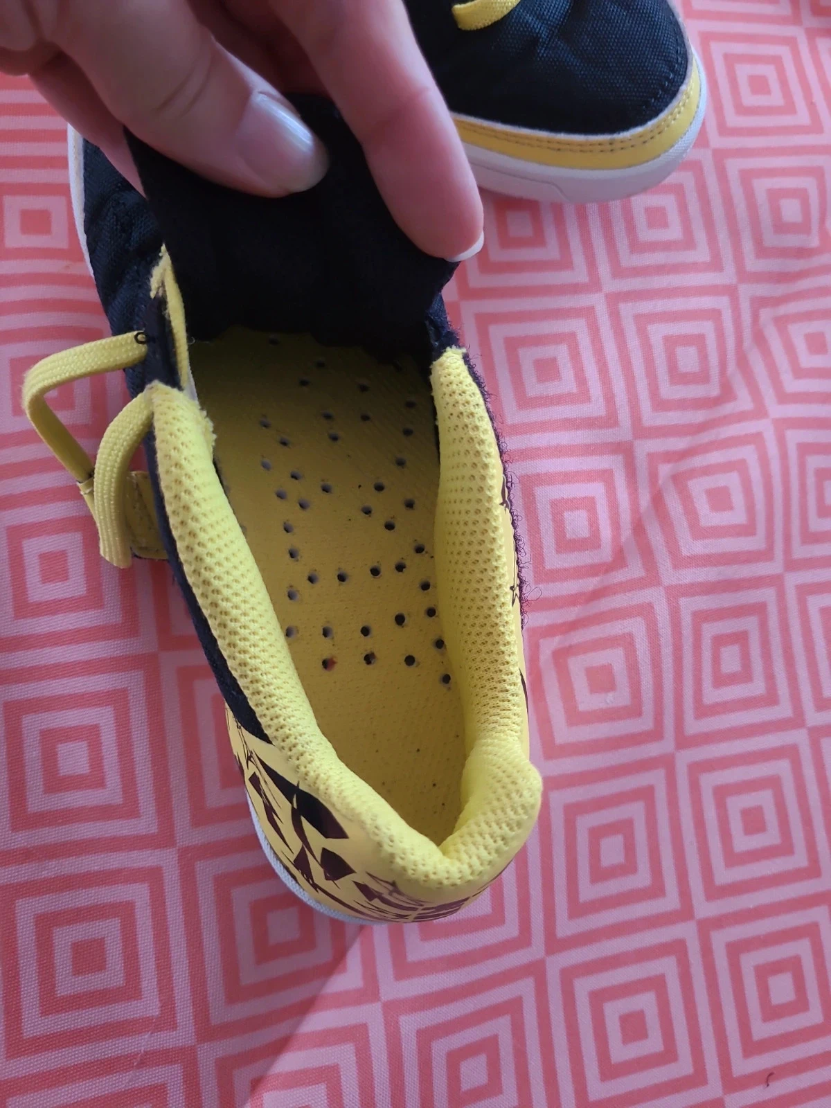 Pair of gym-specific tennis shoes – photo 4